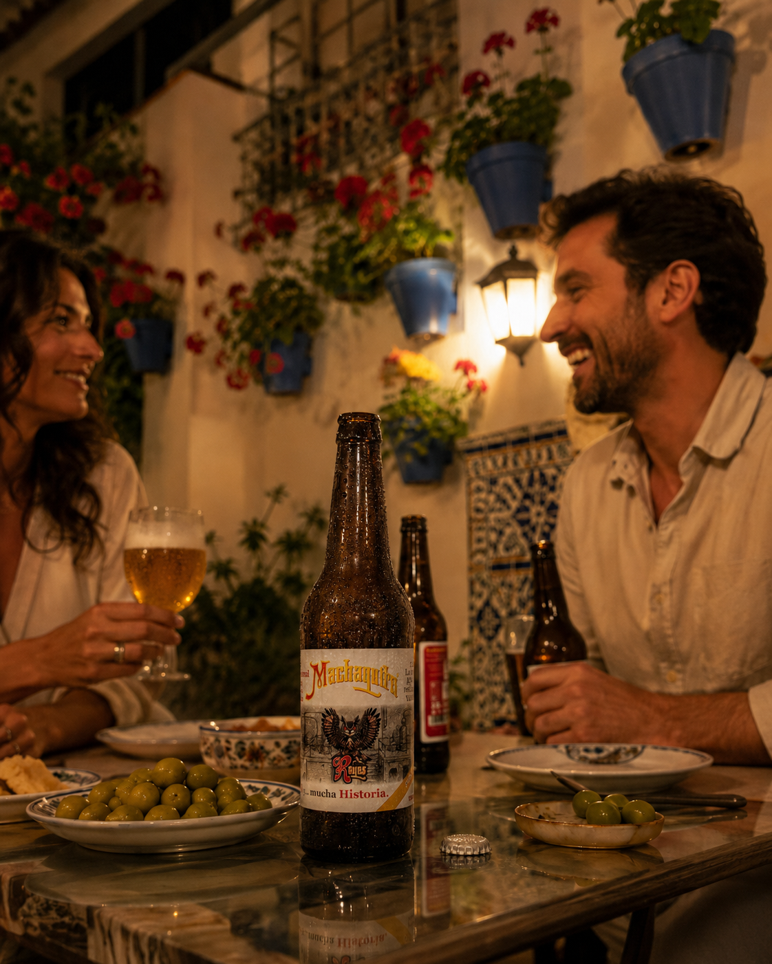 Amigos compartiendo La Pócima Prohibida al atardecer